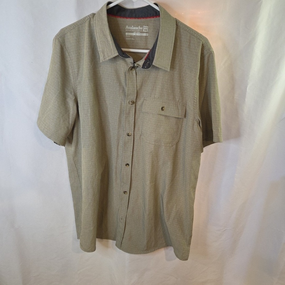 Avalanche Men's Button-Down Short Sleeve‎ Shirt Size Large - NWT